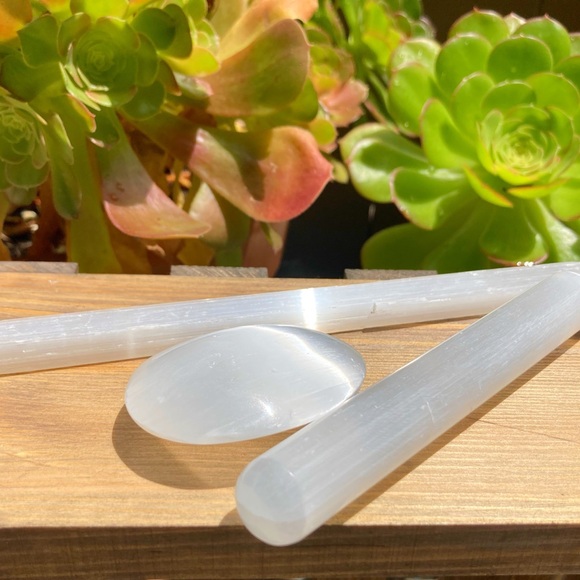 Selenite Palm Stone - Picture 5 of 7